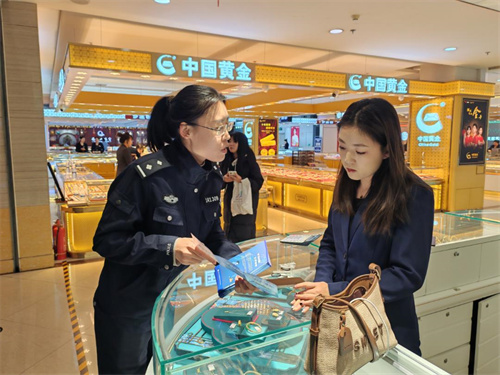 黑龙江嫩江市公安局经侦大队开展防范打击传销犯罪宣传活动2.jpg