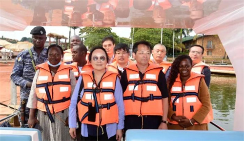绿世界集团李德明率领考察团赴维多利亚湖进行考察