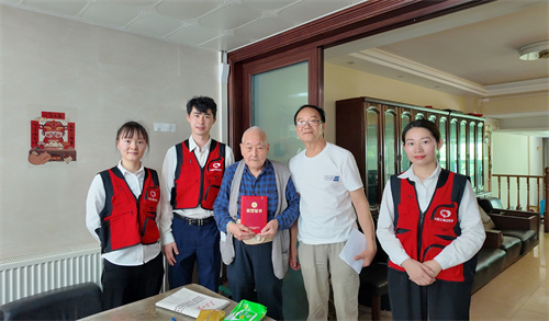 安惠团员青年慰问石超老人 致敬革命前辈