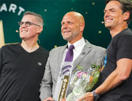 大溪地诺丽|布伦特·帕尔默获百雅康2025年北美远见奖