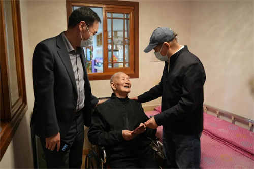 三生携手海曙区慈善总会开展百岁老人慰问活动