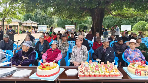 理想华莱组织党员、员工、茶商代表开展敬老慰问活动