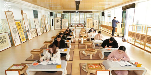 清晨坤伦高管溯源九峰山道养灵境，静心祈福启新程